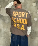 CAMISETA CUADRADA DE LA ESCUELA DE DEPORTES DE EE. UU. MARRÓN (1)