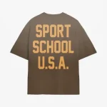 CAMISETA CUADRADA DE LA ESCUELA DE DEPORTES DE EE. UU. MARRÓN