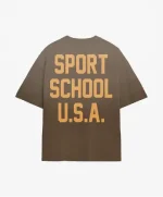 CAMISETA CUADRADA DE LA ESCUELA DE DEPORTES DE EE. UU. MARRÓN